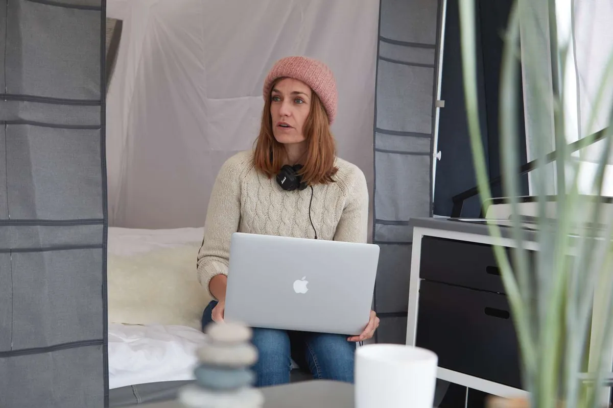 Kvinna planerar sin Camp-let med laptop