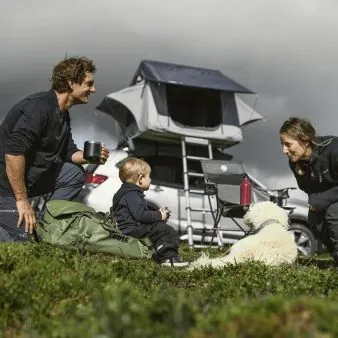 Familj och hund vid taktält
