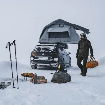 Taktält vid vinterläger i snö