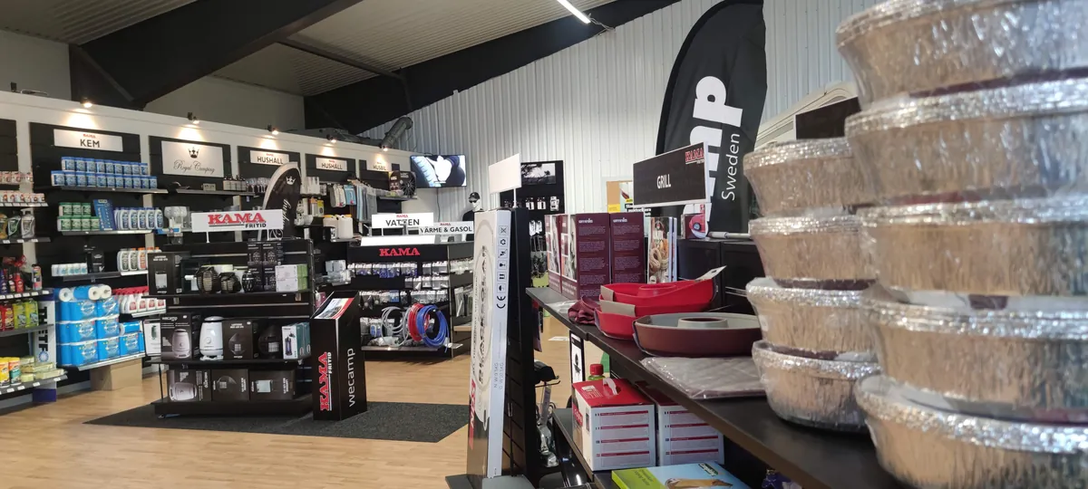 Inne i vår tillbehörsbutik med hyllor fulla av tillbehör till husbil och husvagn